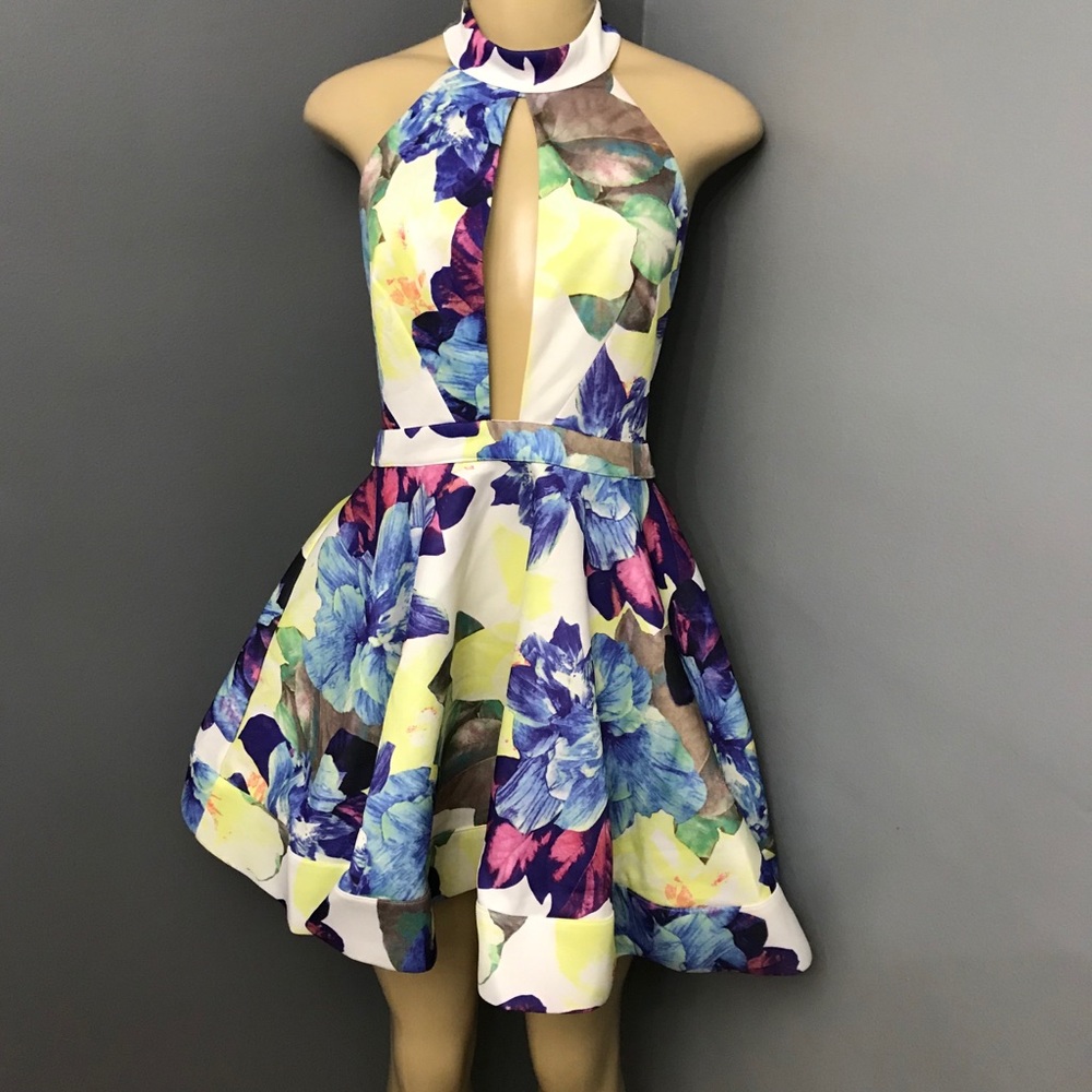 Luxxel floral open back keyhole dress - Picture 9 of 10